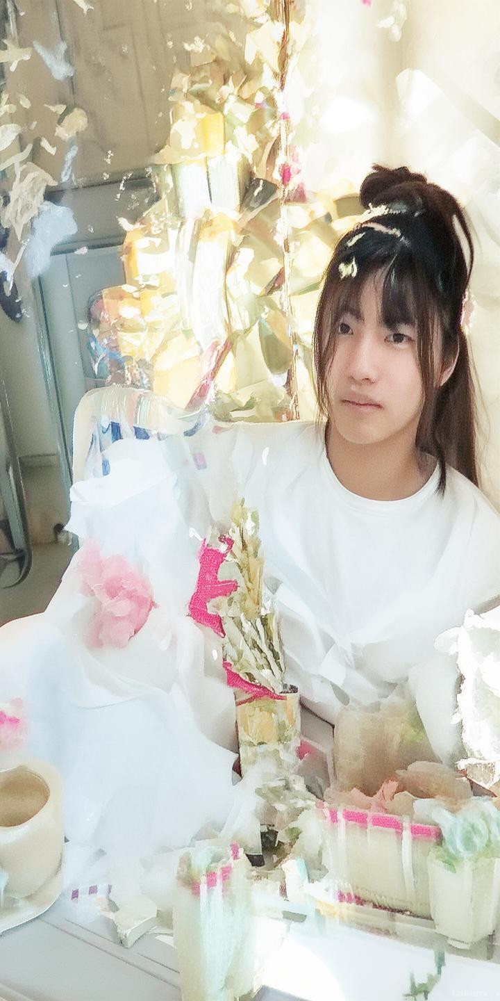 《素晴》4人组颜艺表情包热度解析：B站UP主的创意狂欢与行业洞察